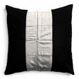 Håndlavet himmerli pyntepude i sort og beige med patchwork-panel og dekorative stikninger i et moderne design.