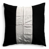 Håndlavet himmerli pyntepude i sort og beige med patchwork-panel og dekorative stikninger i et moderne design.
