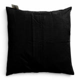 Håndlavet sort himmerli pyntepude med patchwork detaljer og synlige stikninger i et moderne, elegant design.