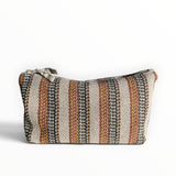 Himmerli kosmetiktaske i vævet tekstil med stribet mønster i beige, sort og brændt orange med lynlås