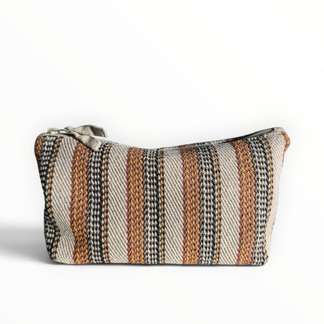 Himmerli kosmetiktaske i vævet tekstil med stribet mønster i beige, sort og brændt orange med lynlås