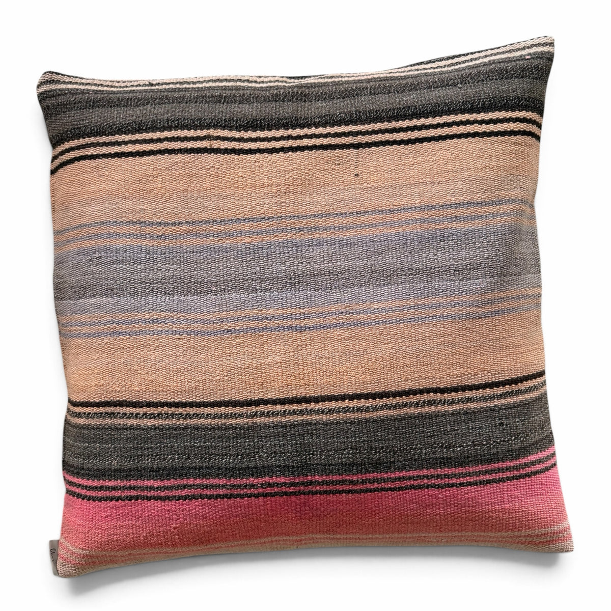 Himmerli stribet pyntepude i vævet tekstil med jordnære nuancer af grå, beige og rosa i et rustikt boheme-design.