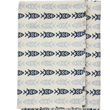 Bomuldsdug med blå fiskeprint fra Madam Stoltz i off white og blå nuancer