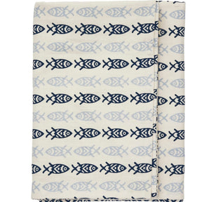 Bomuldsdug med blå fiskeprint fra Madam Stoltz i off white og blå nuancer