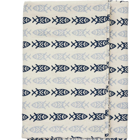 Bomuldsdug med blå fiskeprint fra Madam Stoltz i off white og blå nuancer