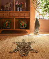Leopard tæppe på sisal