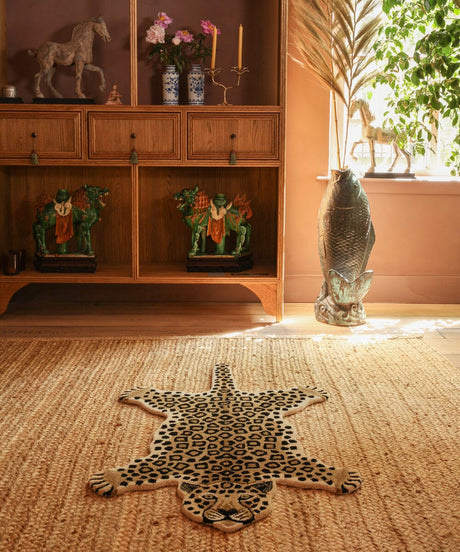Leopard tæppe på sisal