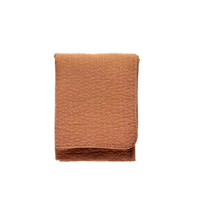 Madam Stoltz quiltet plaid i dusty peach stenvasket bomuld med lodrette sting