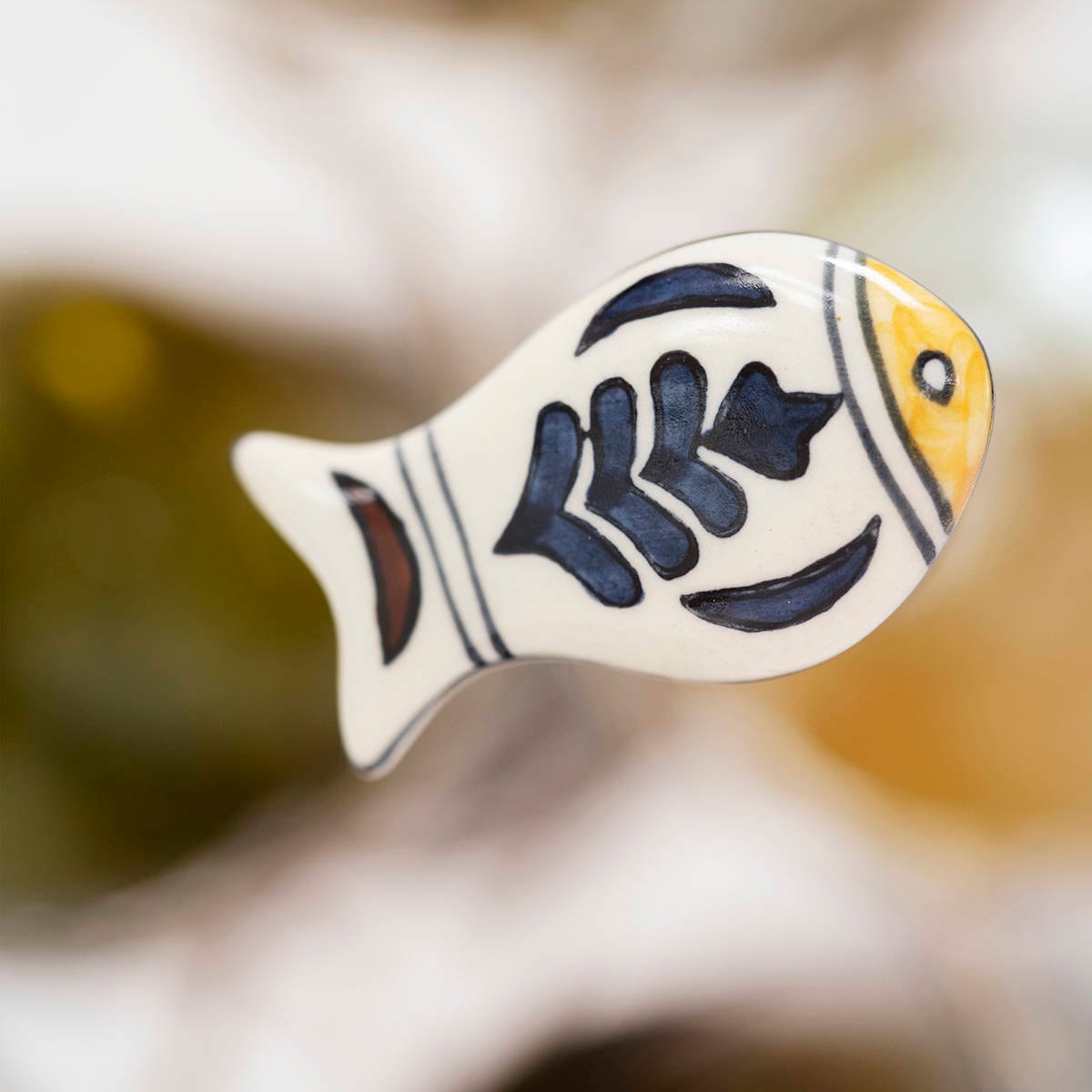 Håndmalet keramisk knop formet som fisk til skab og skuffe