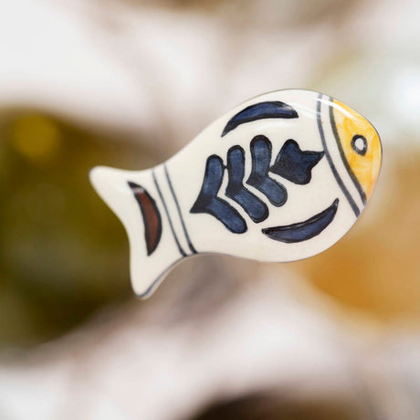 Håndmalet keramisk knop formet som fisk til skab og skuffe